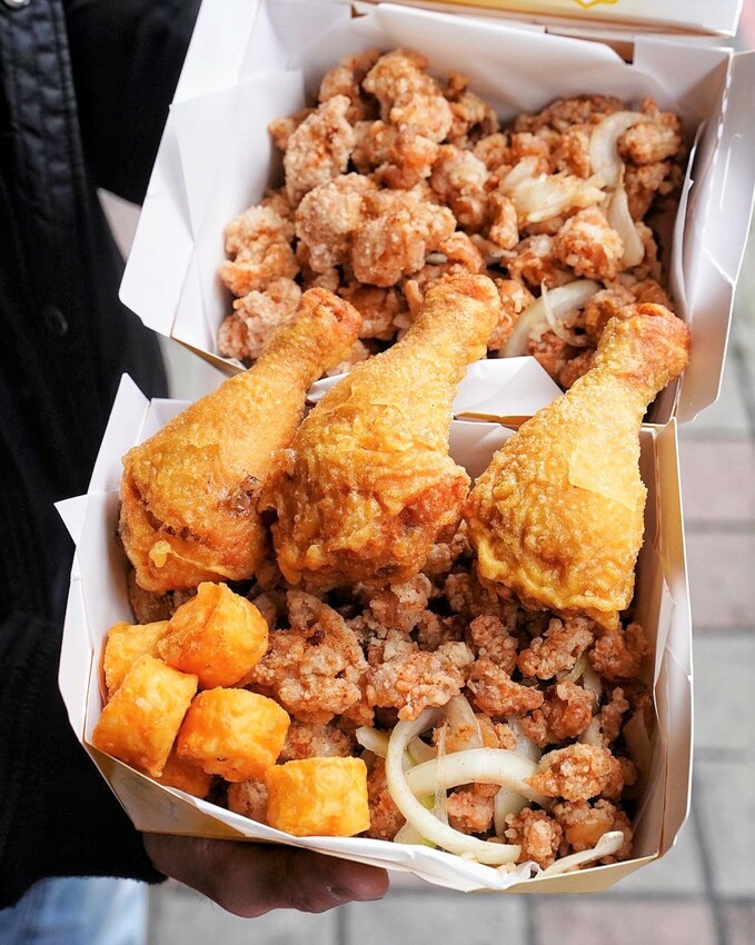 全台首創三層醬料炸雞！就是這間「囂張吃翅」，讓你吃完都囂張起來了呢！炸雞腿丁、炸軟骨丁也是店內必點招牌！絕對是下午茶、宵夜的新選擇！ - 阿華田的美食日記