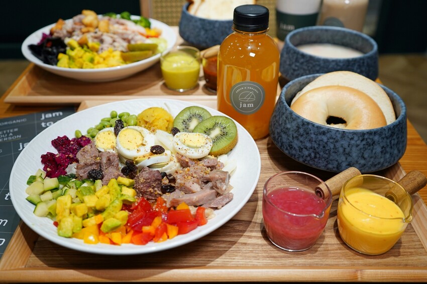 台中高質感自選沙拉分店新開幕！任搭現烤貝果吐司，滿滿早午餐儀式感！內用更享冷萃咖啡與鮮奶喝到飽