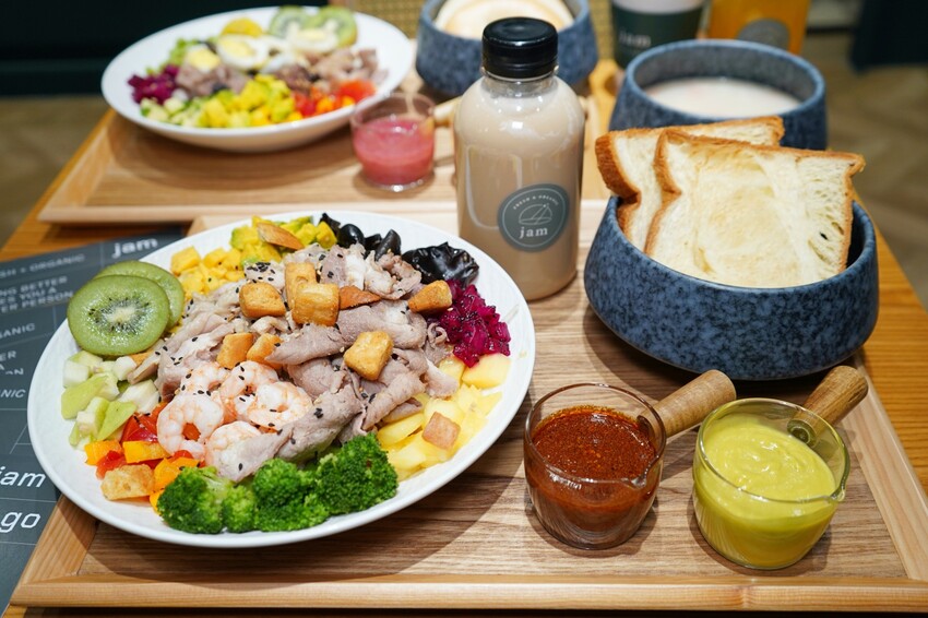 台中高質感自選沙拉分店新開幕！任搭現烤貝果吐司，滿滿早午餐儀式感！內用更享冷萃咖啡與鮮奶喝到飽