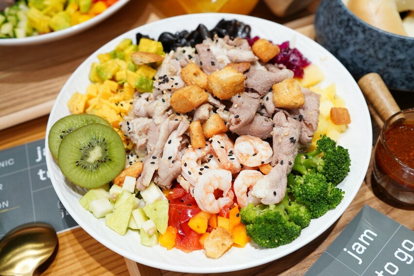 台中高質感自選沙拉分店新開幕！任搭現烤貝果吐司，滿滿早午餐儀式感！內用更享冷萃咖啡與鮮奶喝到飽