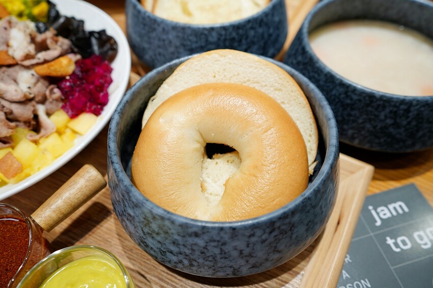 台中高質感自選沙拉分店新開幕！任搭現烤貝果吐司，滿滿早午餐儀式感！內用更享冷萃咖啡與鮮奶喝到飽