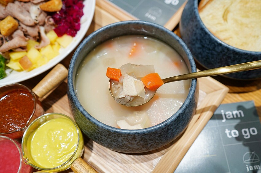 台中高質感自選沙拉分店新開幕！任搭現烤貝果吐司，滿滿早午餐儀式感！內用更享冷萃咖啡與鮮奶喝到飽