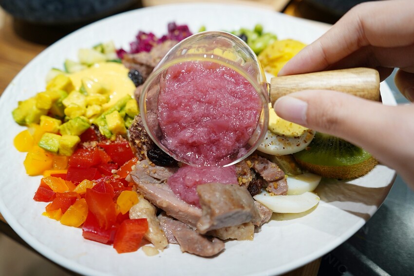 台中高質感自選沙拉分店新開幕！任搭現烤貝果吐司，滿滿早午餐儀式感！內用更享冷萃咖啡與鮮奶喝到飽