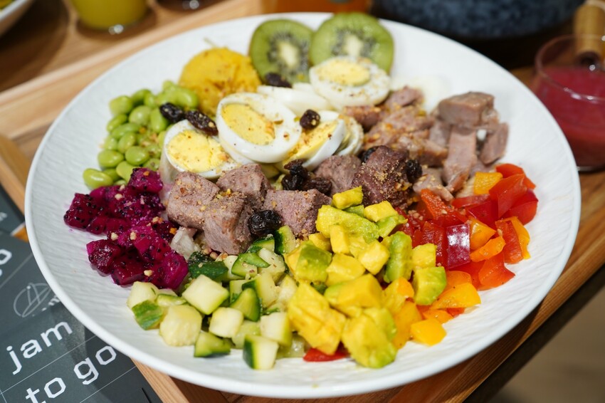 台中高質感自選沙拉分店新開幕！任搭現烤貝果吐司，滿滿早午餐儀式感！內用更享冷萃咖啡與鮮奶喝到飽