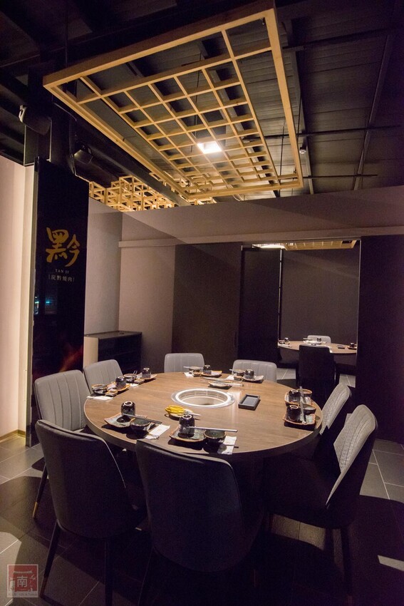 【臺南美食】 頂級燒肉店進駐台南，位於水萍塭公園對面，營業時間到早上六點，提供和式和大圓桌包廂，有和牛、伊比利豬、海鮮、熟食等美食~炭黔燒肉 - 南人幫
