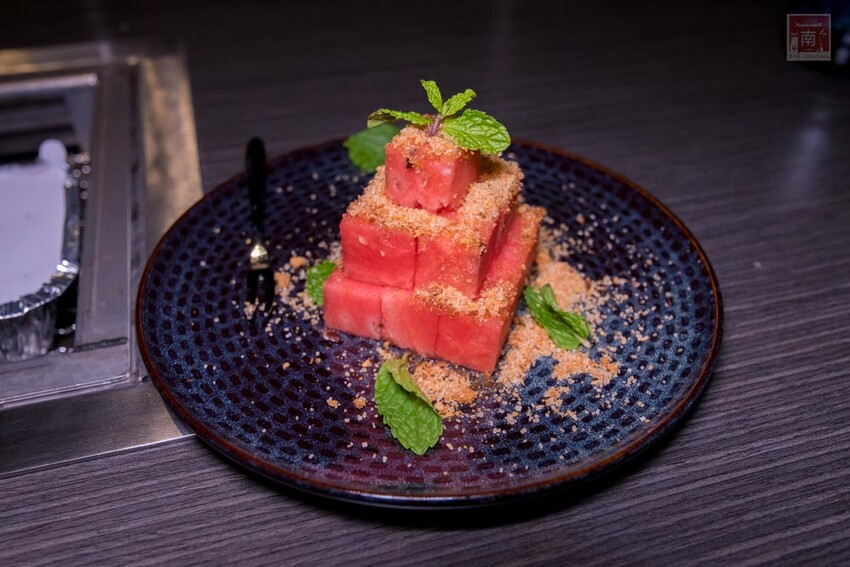 【臺南美食】 頂級燒肉店進駐台南，位於水萍塭公園對面，營業時間到早上六點，提供和式和大圓桌包廂，有和牛、伊比利豬、海鮮、熟食等美食~炭黔燒肉 - 南人幫