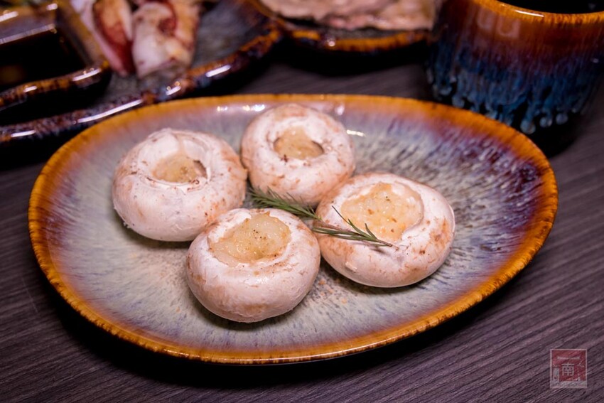 【臺南美食】 頂級燒肉店進駐台南，位於水萍塭公園對面，營業時間到早上六點，提供和式和大圓桌包廂，有和牛、伊比利豬、海鮮、熟食等美食~炭黔燒肉 - 南人幫