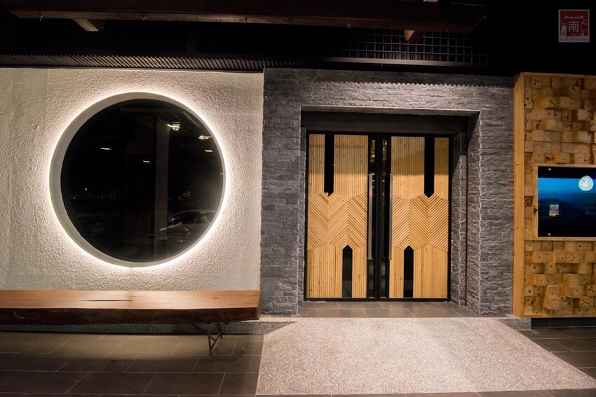 【臺南美食】 頂級燒肉店進駐台南，位於水萍塭公園對面，營業時間到早上六點，提供和式和大圓桌包廂，有和牛、伊比利豬、海鮮、熟食等美食~炭黔燒肉 - 南人幫