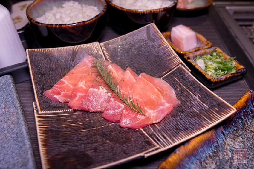 【臺南美食】 頂級燒肉店進駐台南，位於水萍塭公園對面，營業時間到早上六點，提供和式和大圓桌包廂，有和牛、伊比利豬、海鮮、熟食等美食~炭黔燒肉 - 南人幫