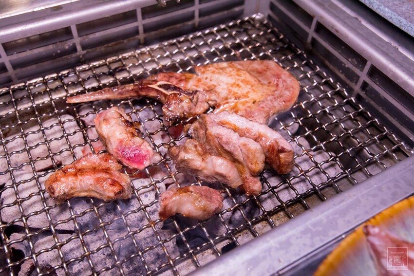 【臺南美食】 頂級燒肉店進駐台南，位於水萍塭公園對面，營業時間到早上六點，提供和式和大圓桌包廂，有和牛、伊比利豬、海鮮、熟食等美食~炭黔燒肉 - 南人幫