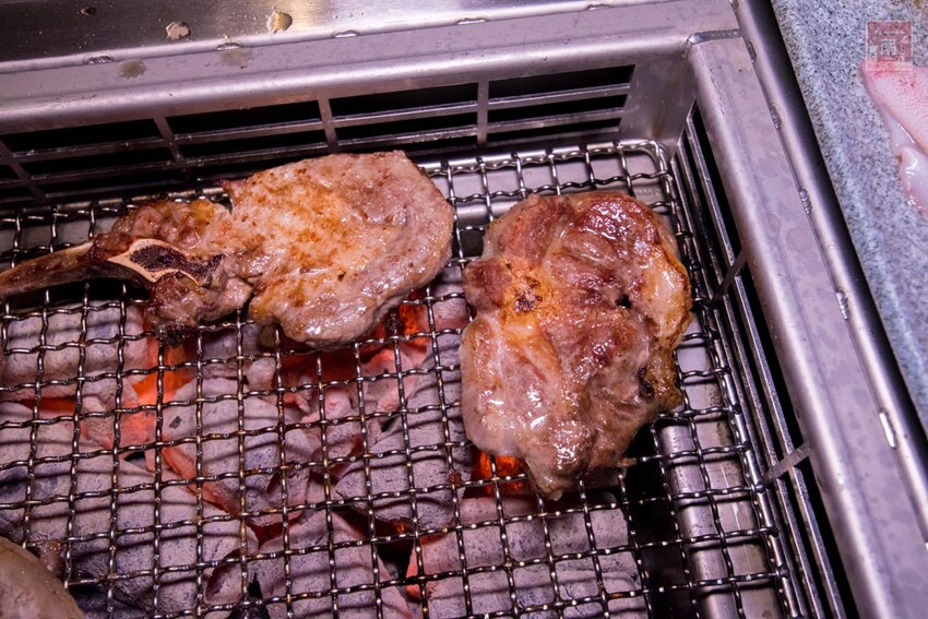 【臺南美食】 頂級燒肉店進駐台南，位於水萍塭公園對面，營業時間到早上六點，提供和式和大圓桌包廂，有和牛、伊比利豬、海鮮、熟食等美食~炭黔燒肉 - 南人幫