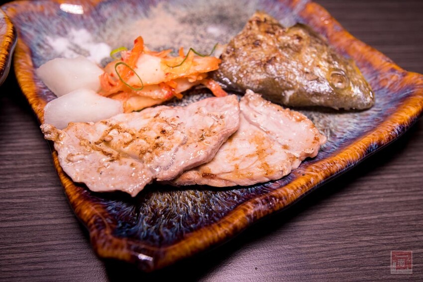 【臺南美食】 頂級燒肉店進駐台南，位於水萍塭公園對面，營業時間到早上六點，提供和式和大圓桌包廂，有和牛、伊比利豬、海鮮、熟食等美食~炭黔燒肉 - 南人幫