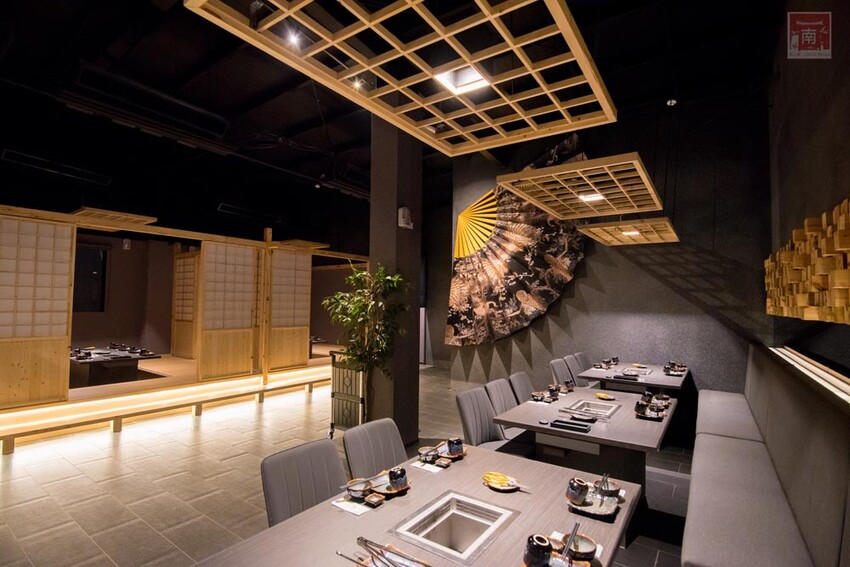 【臺南美食】 頂級燒肉店進駐台南，位於水萍塭公園對面，營業時間到早上六點，提供和式和大圓桌包廂，有和牛、伊比利豬、海鮮、熟食等美食~炭黔燒肉 - 南人幫