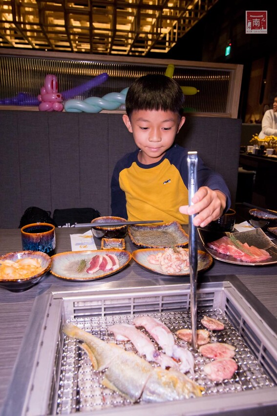 【臺南美食】 頂級燒肉店進駐台南，位於水萍塭公園對面，營業時間到早上六點，提供和式和大圓桌包廂，有和牛、伊比利豬、海鮮、熟食等美食~炭黔燒肉 - 南人幫