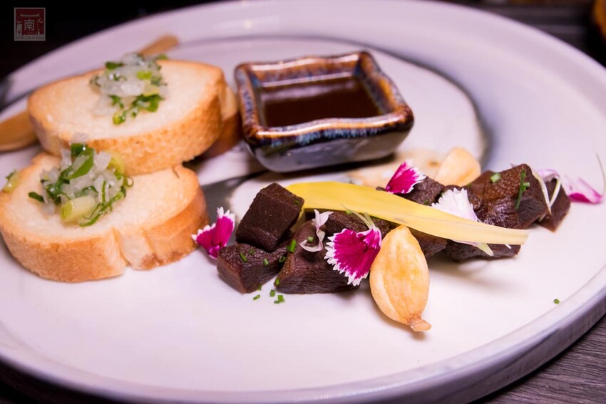 【臺南美食】 頂級燒肉店進駐台南，位於水萍塭公園對面，營業時間到早上六點，提供和式和大圓桌包廂，有和牛、伊比利豬、海鮮、熟食等美食~炭黔燒肉 - 南人幫