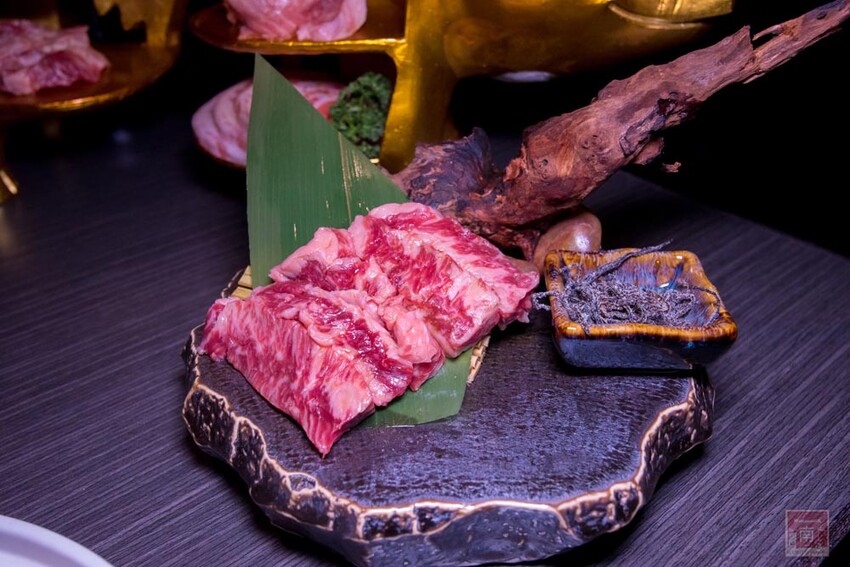 【臺南美食】 頂級燒肉店進駐台南，位於水萍塭公園對面，營業時間到早上六點，提供和式和大圓桌包廂，有和牛、伊比利豬、海鮮、熟食等美食~炭黔燒肉 - 南人幫