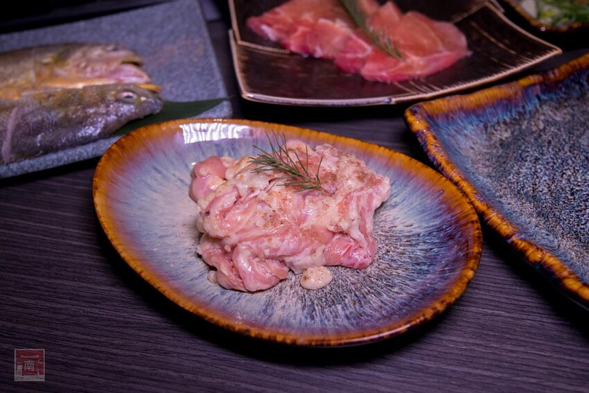 【臺南美食】 頂級燒肉店進駐台南，位於水萍塭公園對面，營業時間到早上六點，提供和式和大圓桌包廂，有和牛、伊比利豬、海鮮、熟食等美食~炭黔燒肉 - 南人幫