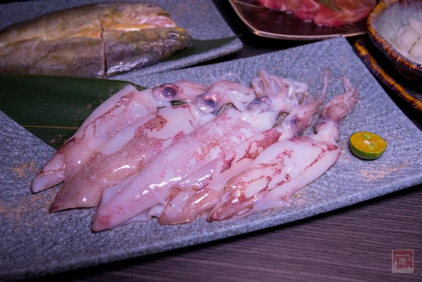 【臺南美食】 頂級燒肉店進駐台南，位於水萍塭公園對面，營業時間到早上六點，提供和式和大圓桌包廂，有和牛、伊比利豬、海鮮、熟食等美食~炭黔燒肉 - 南人幫