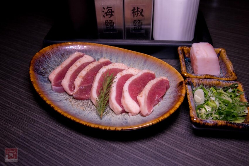 【臺南美食】 頂級燒肉店進駐台南，位於水萍塭公園對面，營業時間到早上六點，提供和式和大圓桌包廂，有和牛、伊比利豬、海鮮、熟食等美食~炭黔燒肉 - 南人幫