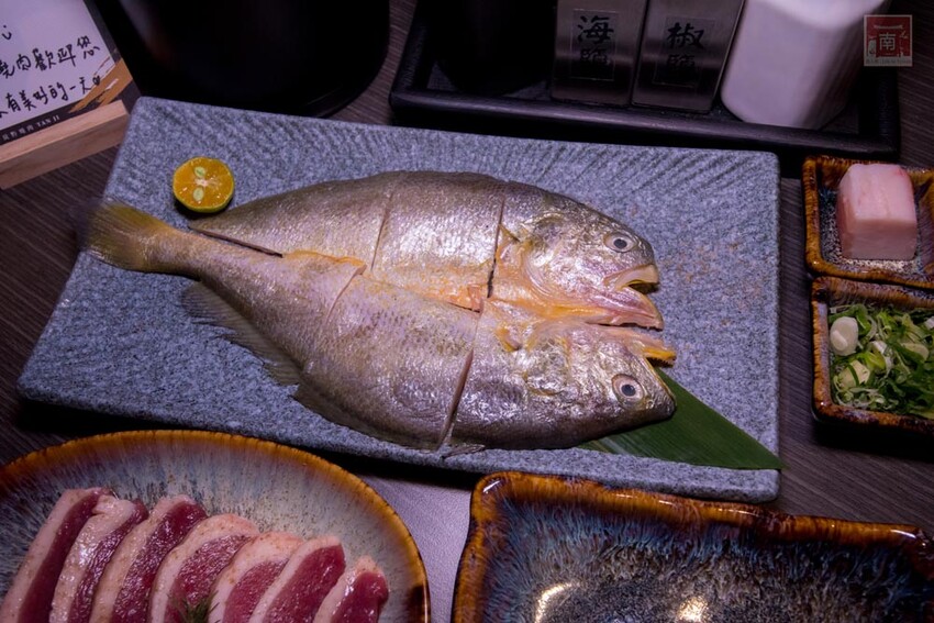 【臺南美食】 頂級燒肉店進駐台南，位於水萍塭公園對面，營業時間到早上六點，提供和式和大圓桌包廂，有和牛、伊比利豬、海鮮、熟食等美食~炭黔燒肉 - 南人幫