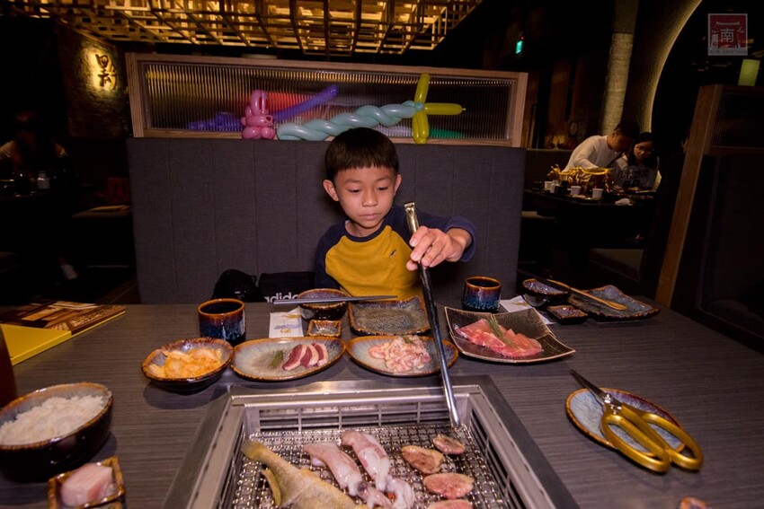【臺南美食】 頂級燒肉店進駐台南，位於水萍塭公園對面，營業時間到早上六點，提供和式和大圓桌包廂，有和牛、伊比利豬、海鮮、熟食等美食~炭黔燒肉 - 南人幫