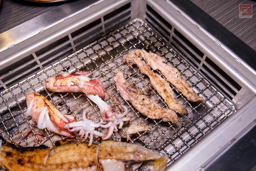 【臺南美食】 頂級燒肉店進駐台南，位於水萍塭公園對面，營業時間到早上六點，提供和式和大圓桌包廂，有和牛、伊比利豬、海鮮、熟食等美食~炭黔燒肉 - 南人幫