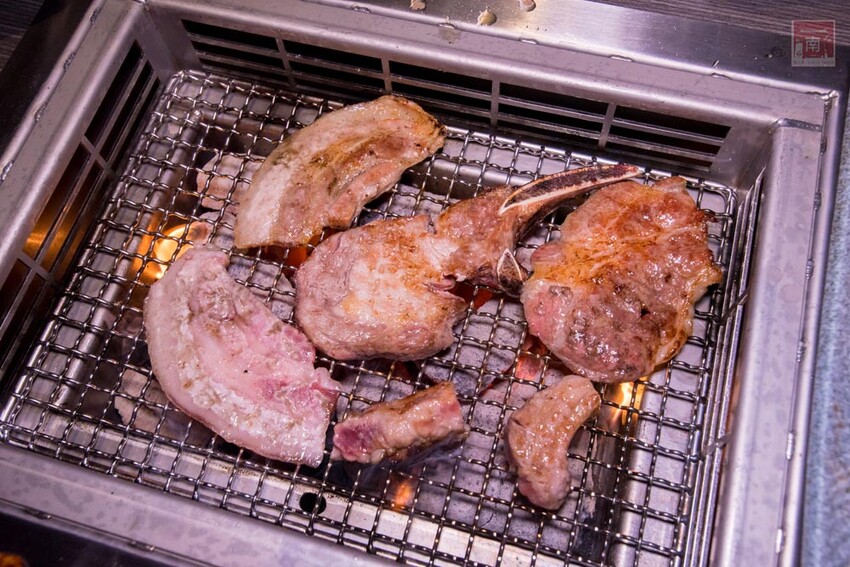 【臺南美食】 頂級燒肉店進駐台南，位於水萍塭公園對面，營業時間到早上六點，提供和式和大圓桌包廂，有和牛、伊比利豬、海鮮、熟食等美食~炭黔燒肉 - 南人幫