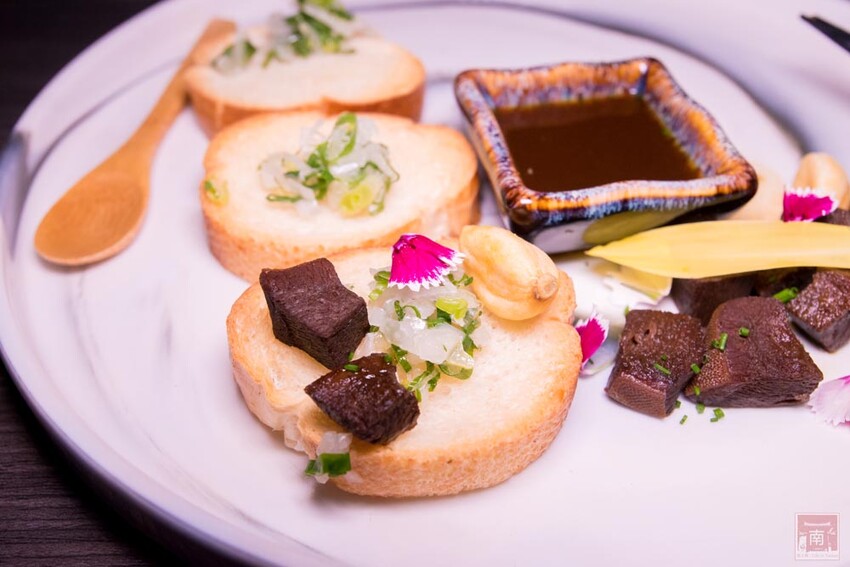 【臺南美食】 頂級燒肉店進駐台南，位於水萍塭公園對面，營業時間到早上六點，提供和式和大圓桌包廂，有和牛、伊比利豬、海鮮、熟食等美食~炭黔燒肉 - 南人幫