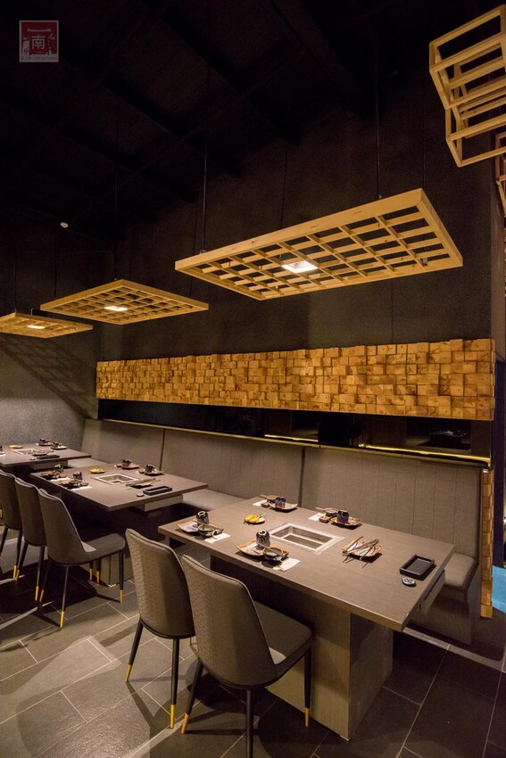 【臺南美食】 頂級燒肉店進駐台南，位於水萍塭公園對面，營業時間到早上六點，提供和式和大圓桌包廂，有和牛、伊比利豬、海鮮、熟食等美食~炭黔燒肉 - 南人幫