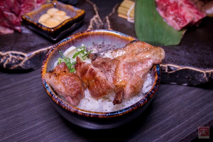 【臺南美食】 頂級燒肉店進駐台南，位於水萍塭公園對面，營業時間到早上六點，提供和式和大圓桌包廂，有和牛、伊比利豬、海鮮、熟食等美食~炭黔燒肉 - 南人幫