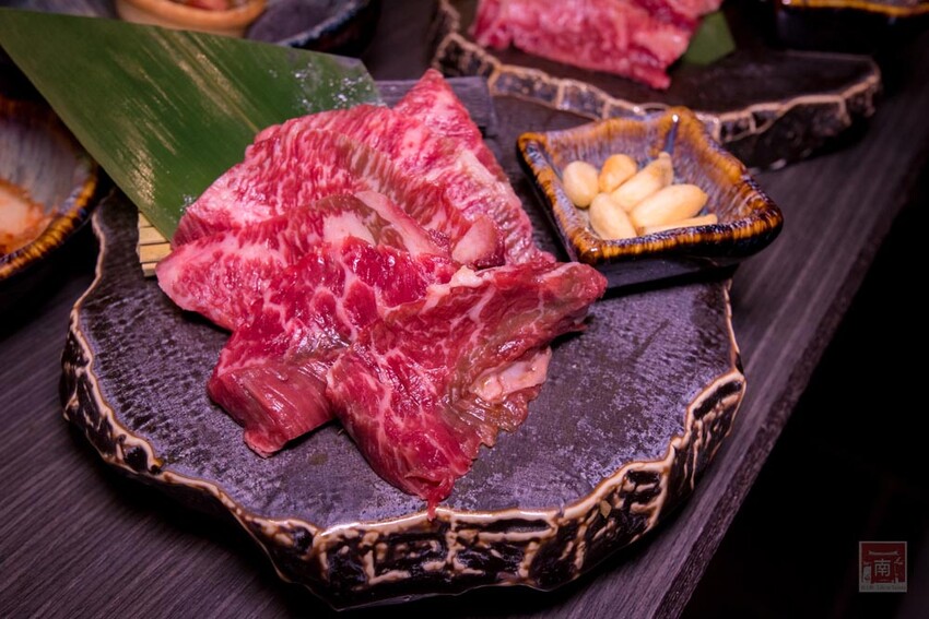 【臺南美食】 頂級燒肉店進駐台南，位於水萍塭公園對面，營業時間到早上六點，提供和式和大圓桌包廂，有和牛、伊比利豬、海鮮、熟食等美食~炭黔燒肉 - 南人幫
