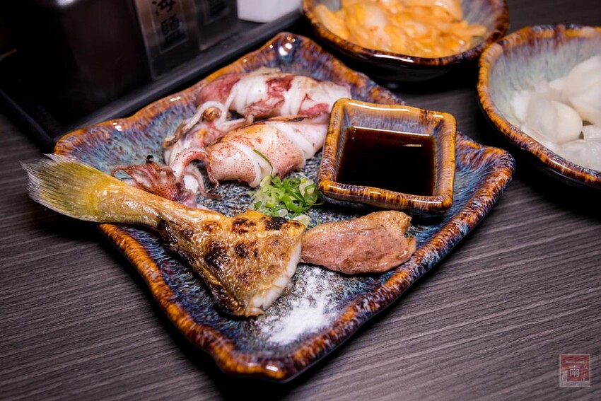 【臺南美食】 頂級燒肉店進駐台南，位於水萍塭公園對面，營業時間到早上六點，提供和式和大圓桌包廂，有和牛、伊比利豬、海鮮、熟食等美食~炭黔燒肉 - 南人幫