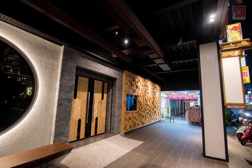 【臺南美食】 頂級燒肉店進駐台南，位於水萍塭公園對面，營業時間到早上六點，提供和式和大圓桌包廂，有和牛、伊比利豬、海鮮、熟食等美食~炭黔燒肉 - 南人幫