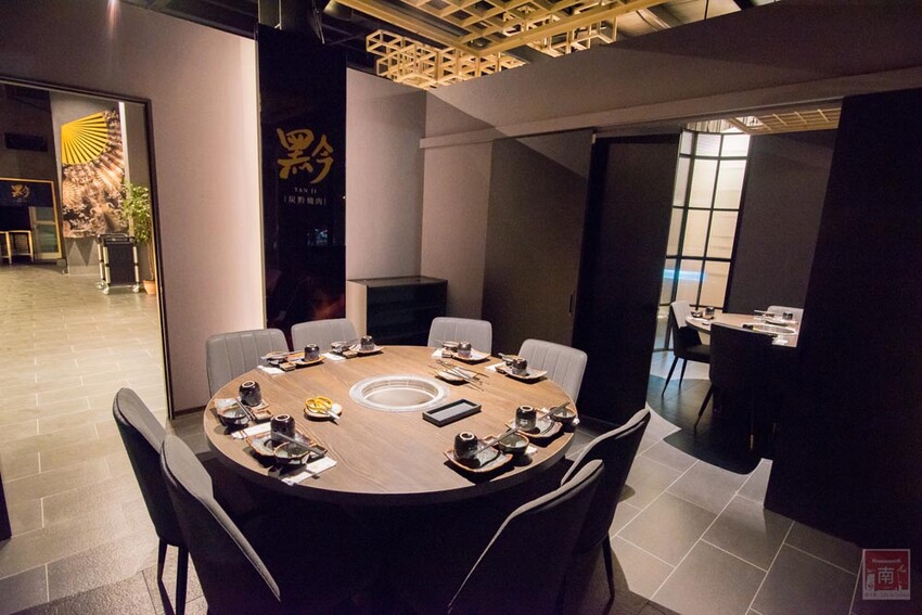 【臺南美食】 頂級燒肉店進駐台南，位於水萍塭公園對面，營業時間到早上六點，提供和式和大圓桌包廂，有和牛、伊比利豬、海鮮、熟食等美食~炭黔燒肉 - 南人幫