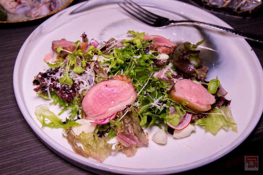 【臺南美食】 頂級燒肉店進駐台南，位於水萍塭公園對面，營業時間到早上六點，提供和式和大圓桌包廂，有和牛、伊比利豬、海鮮、熟食等美食~炭黔燒肉 - 南人幫