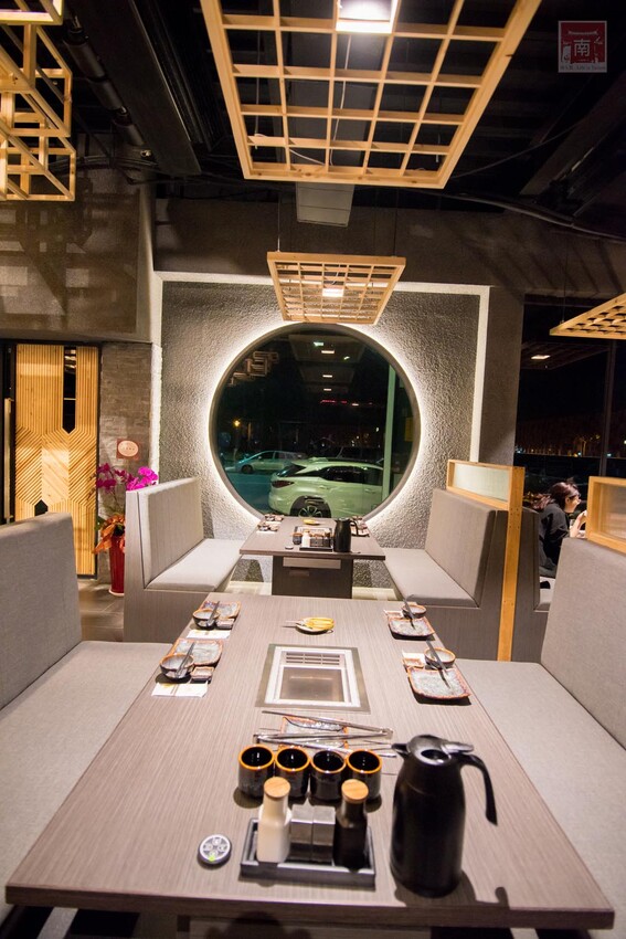 【臺南美食】 頂級燒肉店進駐台南，位於水萍塭公園對面，營業時間到早上六點，提供和式和大圓桌包廂，有和牛、伊比利豬、海鮮、熟食等美食~炭黔燒肉 - 南人幫