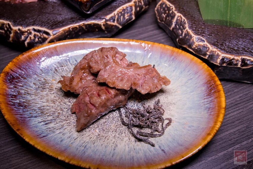 【臺南美食】 頂級燒肉店進駐台南，位於水萍塭公園對面，營業時間到早上六點，提供和式和大圓桌包廂，有和牛、伊比利豬、海鮮、熟食等美食~炭黔燒肉 - 南人幫