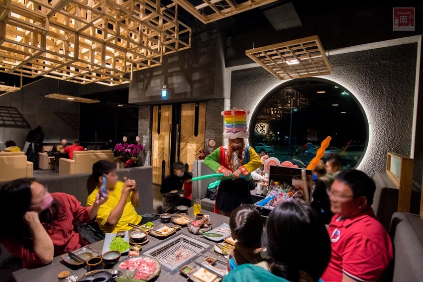 【臺南美食】 頂級燒肉店進駐台南，位於水萍塭公園對面，營業時間到早上六點，提供和式和大圓桌包廂，有和牛、伊比利豬、海鮮、熟食等美食~炭黔燒肉 - 南人幫