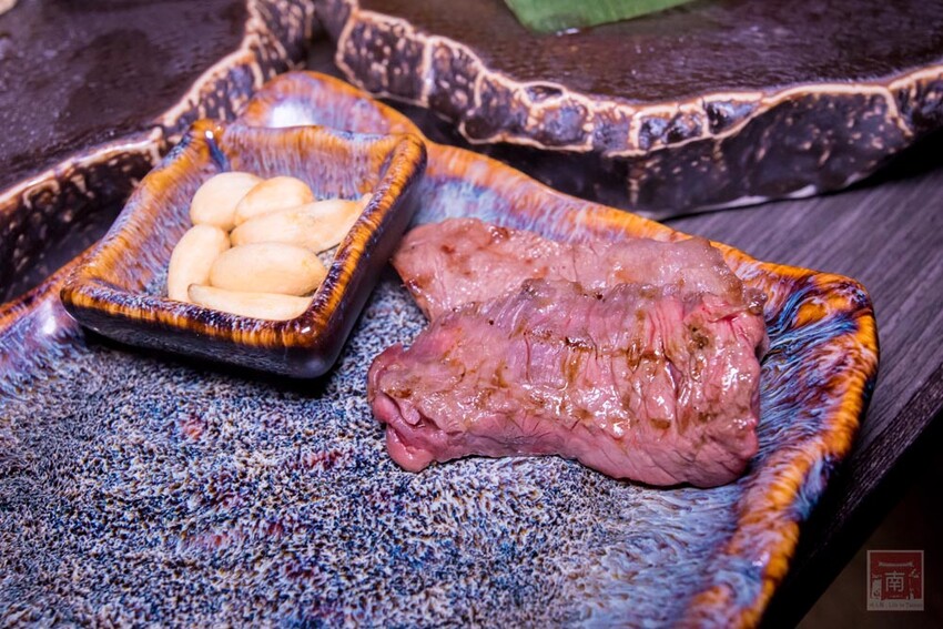 【臺南美食】 頂級燒肉店進駐台南，位於水萍塭公園對面，營業時間到早上六點，提供和式和大圓桌包廂，有和牛、伊比利豬、海鮮、熟食等美食~炭黔燒肉 - 南人幫