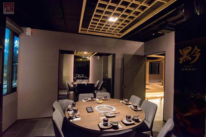 【臺南美食】 頂級燒肉店進駐台南，位於水萍塭公園對面，營業時間到早上六點，提供和式和大圓桌包廂，有和牛、伊比利豬、海鮮、熟食等美食~炭黔燒肉 - 南人幫