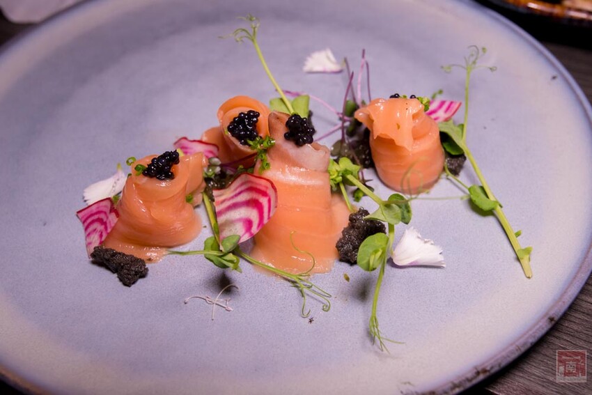 【臺南美食】 頂級燒肉店進駐台南，位於水萍塭公園對面，營業時間到早上六點，提供和式和大圓桌包廂，有和牛、伊比利豬、海鮮、熟食等美食~炭黔燒肉 - 南人幫