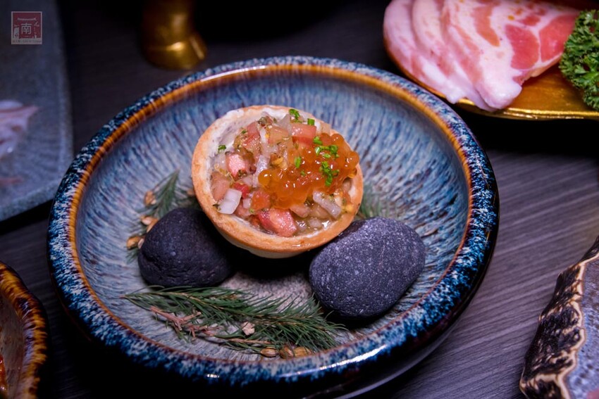 【臺南美食】 頂級燒肉店進駐台南，位於水萍塭公園對面，營業時間到早上六點，提供和式和大圓桌包廂，有和牛、伊比利豬、海鮮、熟食等美食~炭黔燒肉 - 南人幫