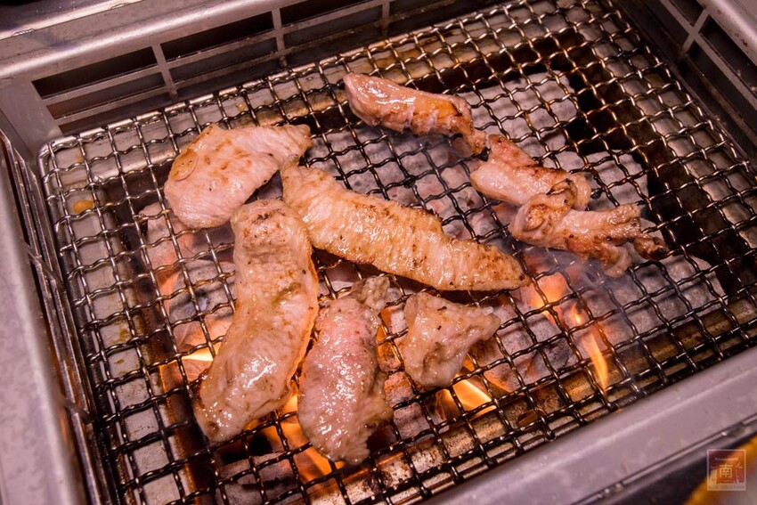 【臺南美食】 頂級燒肉店進駐台南，位於水萍塭公園對面，營業時間到早上六點，提供和式和大圓桌包廂，有和牛、伊比利豬、海鮮、熟食等美食~炭黔燒肉 - 南人幫