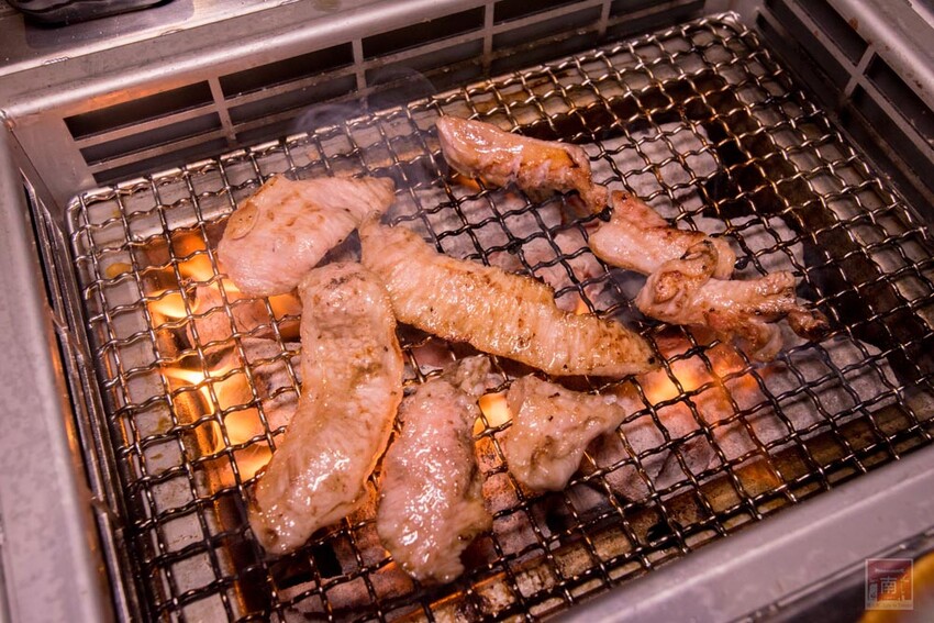 【臺南美食】 頂級燒肉店進駐台南，位於水萍塭公園對面，營業時間到早上六點，提供和式和大圓桌包廂，有和牛、伊比利豬、海鮮、熟食等美食~炭黔燒肉 - 南人幫