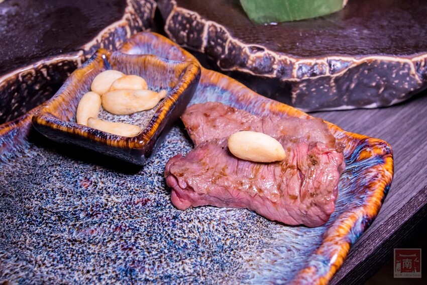 【臺南美食】 頂級燒肉店進駐台南，位於水萍塭公園對面，營業時間到早上六點，提供和式和大圓桌包廂，有和牛、伊比利豬、海鮮、熟食等美食~炭黔燒肉 - 南人幫