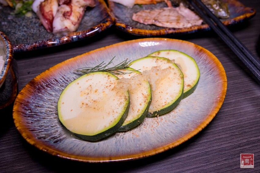 【臺南美食】 頂級燒肉店進駐台南，位於水萍塭公園對面，營業時間到早上六點，提供和式和大圓桌包廂，有和牛、伊比利豬、海鮮、熟食等美食~炭黔燒肉 - 南人幫