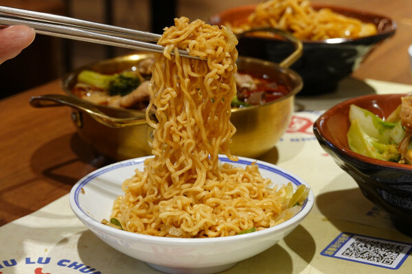 士林天母美食-大葉高島屋滷春秋，吃天母美食滷味煮、熱拌麵、楊桃汁，看中央水族廣場海洋生物，大葉高島屋APP好用又便利