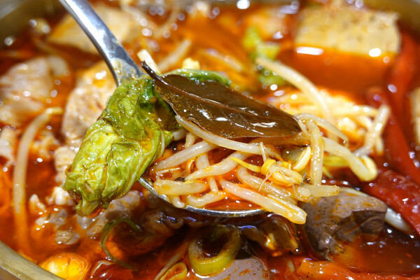 士林天母美食-大葉高島屋滷春秋，吃天母美食滷味煮、熱拌麵、楊桃汁，看中央水族廣場海洋生物，大葉高島屋APP好用又便利