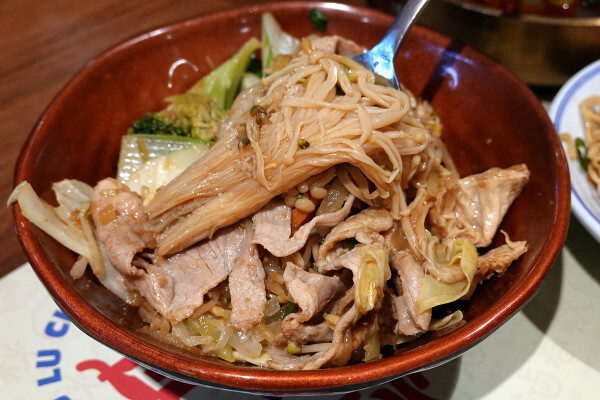 士林天母美食-大葉高島屋滷春秋，吃天母美食滷味煮、熱拌麵、楊桃汁，看中央水族廣場海洋生物，大葉高島屋APP好用又便利