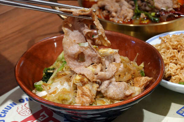 士林天母美食-大葉高島屋滷春秋，吃天母美食滷味煮、熱拌麵、楊桃汁，看中央水族廣場海洋生物，大葉高島屋APP好用又便利